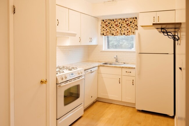 Building Photo - 1304 Normandy Ct