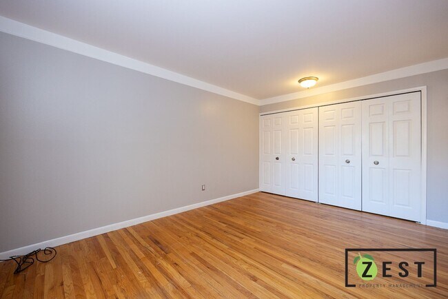 Building Photo - Beautiful 2 Bed 1.5 Bath Townhome available August 15th!