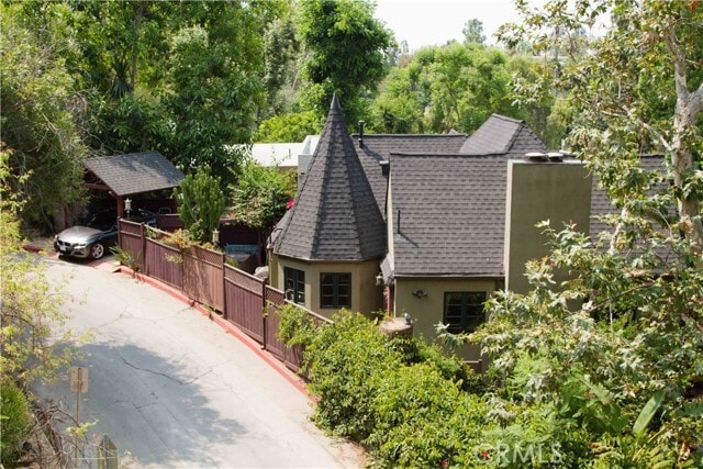 Building Photo - 2318 Holly Dr