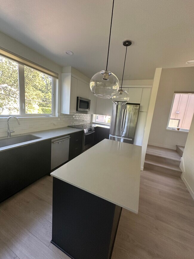 Building Photo - Capitol Hill Townhome