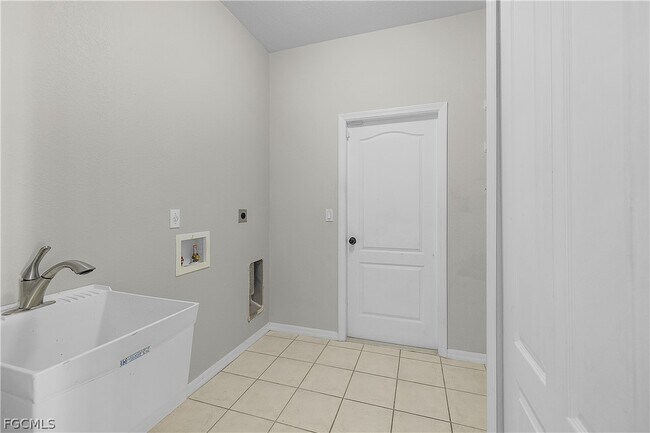 Building Photo - 2137 SW 11th Ct