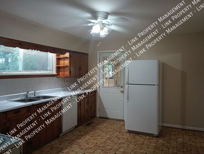 Building Photo - Don't Miss this Charming 2 bedroom with Ga...