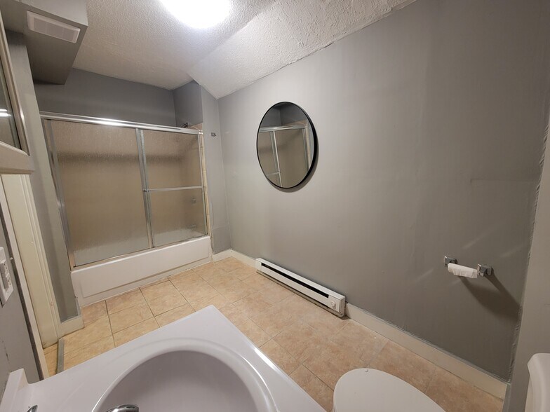 Building Photo - 162 Rollstone St