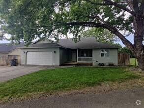 Building Photo - Great South Kennewick location close to fr...