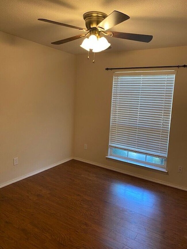 Building Photo - Charming home