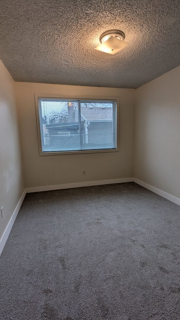 Building Photo - 14616 NE Coast Pine Ct