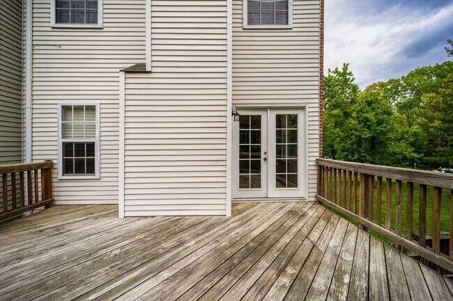 Building Photo - Three-level end unit townhome!