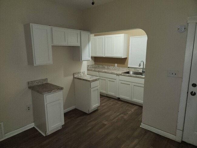 Building Photo - Charming 5-Bedroom Property in Prime Location (Section 8 vouchers Accepted)