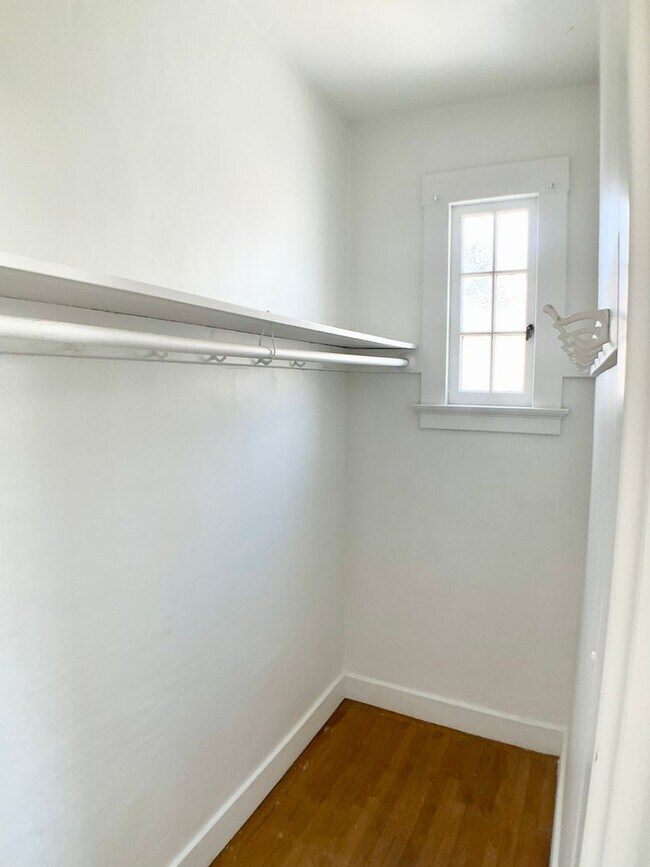 Building Photo - Stunning Multi-Level 4/2.5 W/ Dining Room....
