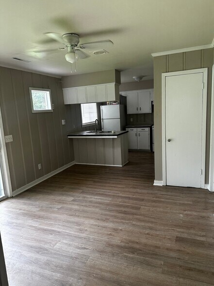 Building Photo - 5802 Highland Dr