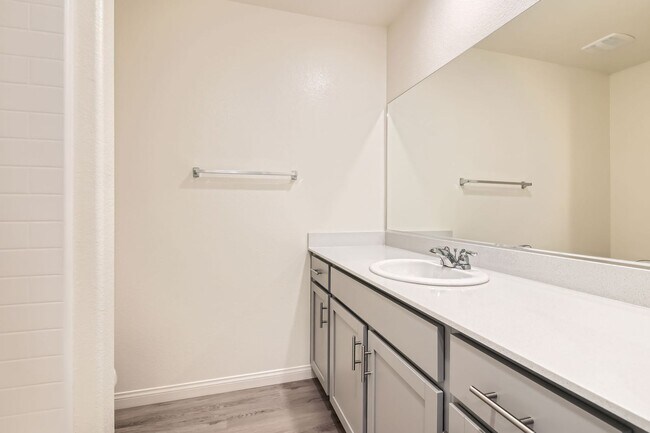 Building Photo - Spacious & Smart: Southern Highlands 4-Bed...