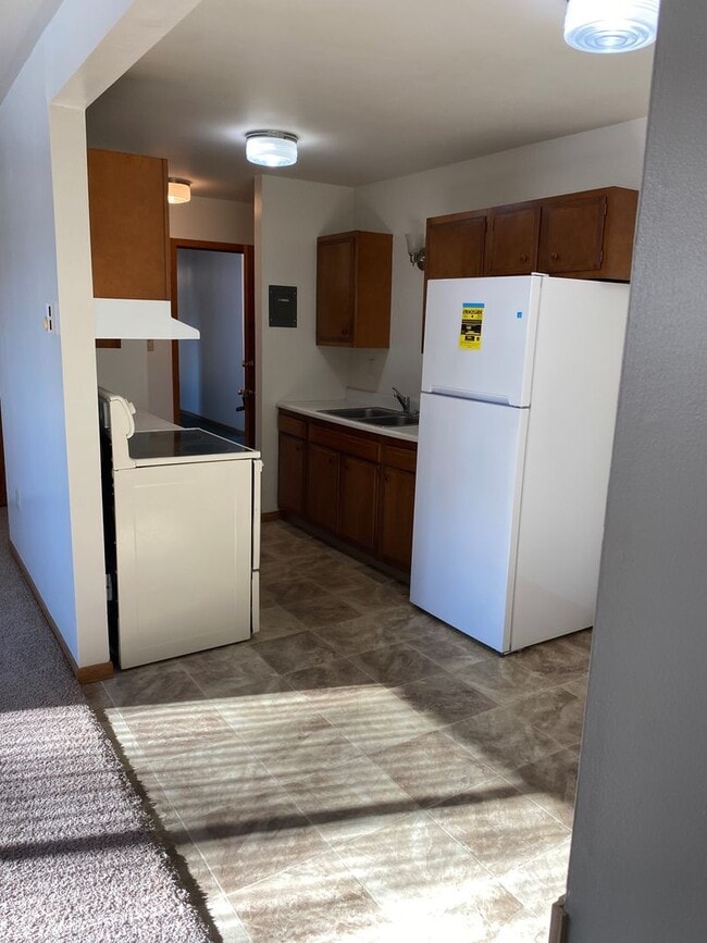 Building Photo - 2 Bed/1 Bath Apartment available!  Heat and Water Included!
