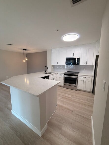Building Photo - 4002 Crockers Lake Blvd