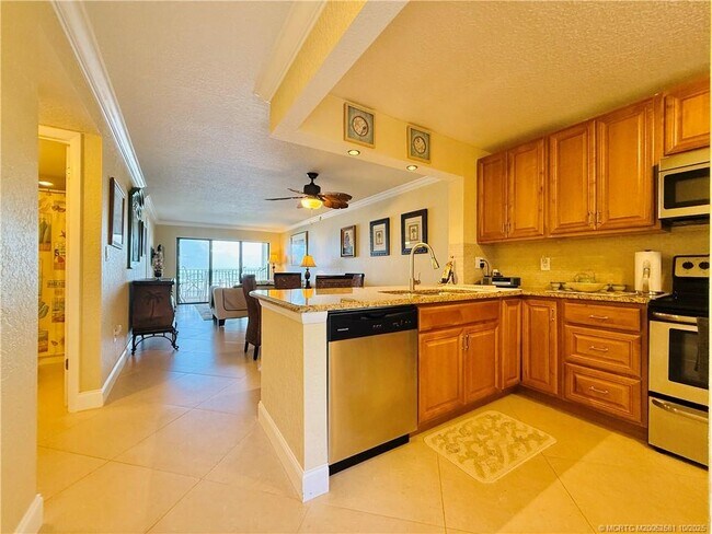 Building Photo - 7440 S Ocean Dr