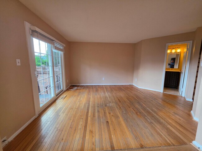 Building Photo - 10952 Bloomingdale Dr