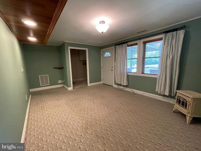 Building Photo - 2412 Poplar Rd