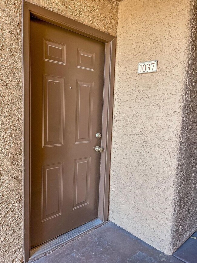 Building Photo - RESORT STYLE LIVING!