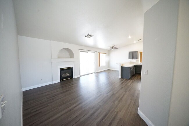 Building Photo - Showings Available NOW