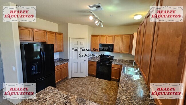 Building Photo - Wentworth Rd South - 4 Bedrooms 2.5 bathrooms, 3 car garage and large fenced yard