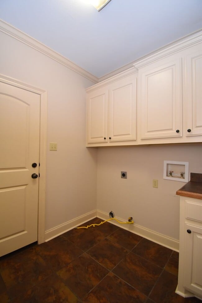 Building Photo - Spacious 3 Bedroom, 2 Bath Home