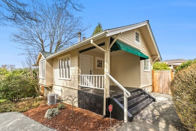 Building Photo - Sunny Air Conditioned Mercer Island Charmer!