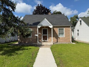 Building Photo - Spacious 3 bedroom 2 bathroom single famil...