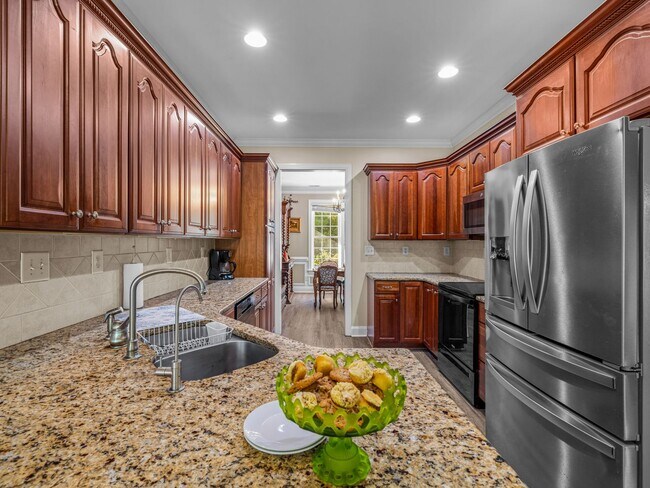 Building Photo - Beauty by the Water!