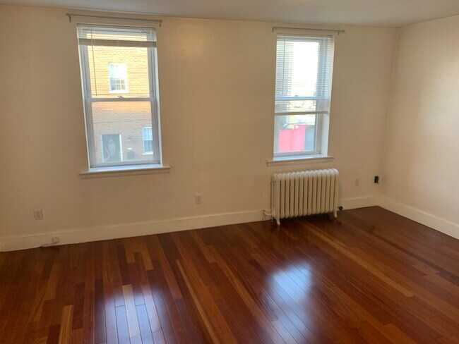 first floor front unfurnished - 1310 Ellsworth St