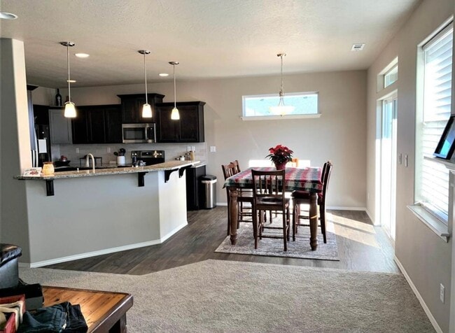Building Photo - Newer Home in Kennewick, Great Location! Pets welcome!