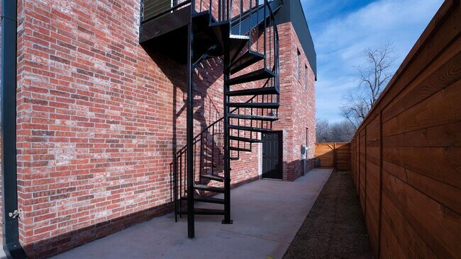 Building Photo - 605 N Idaho Ave