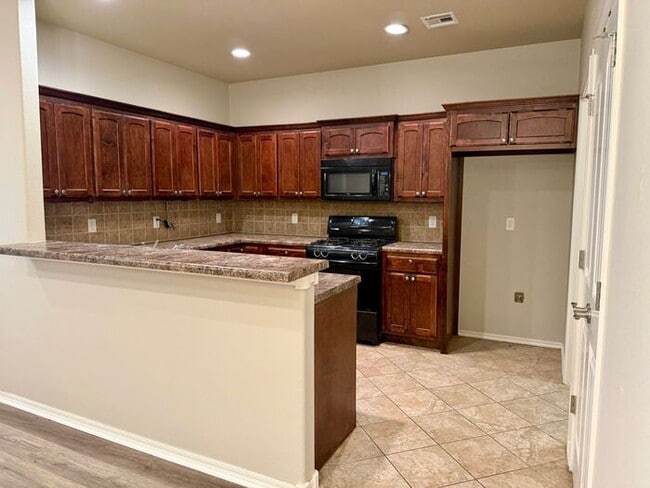 Building Photo - Luxury Gated Patio Home | 2 Bed, 2 Bath | ...
