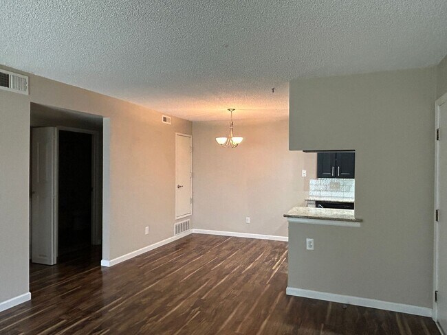 Building Photo - **Leasing Special** Newly renovated 1 Bed/...