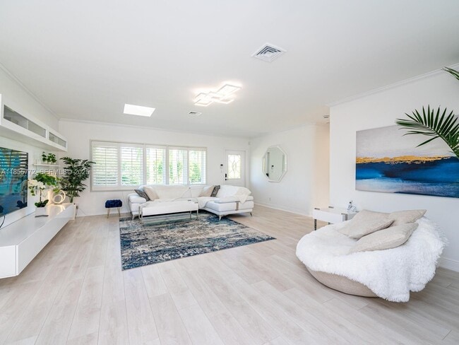 Building Photo - 2118 NE 15th St