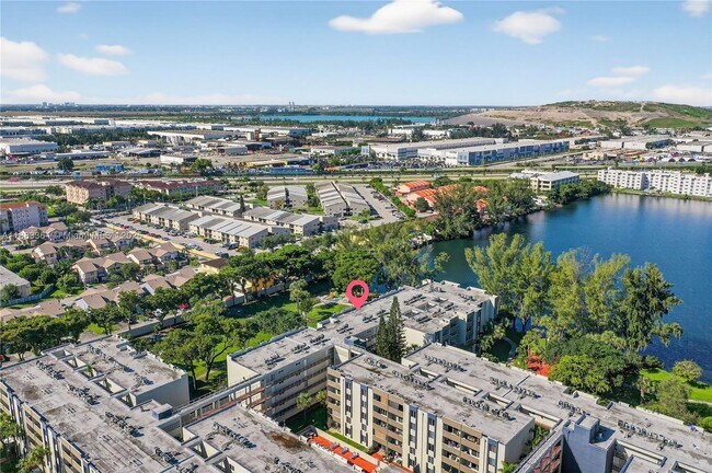 Building Photo - 10000 NW 80th Ct