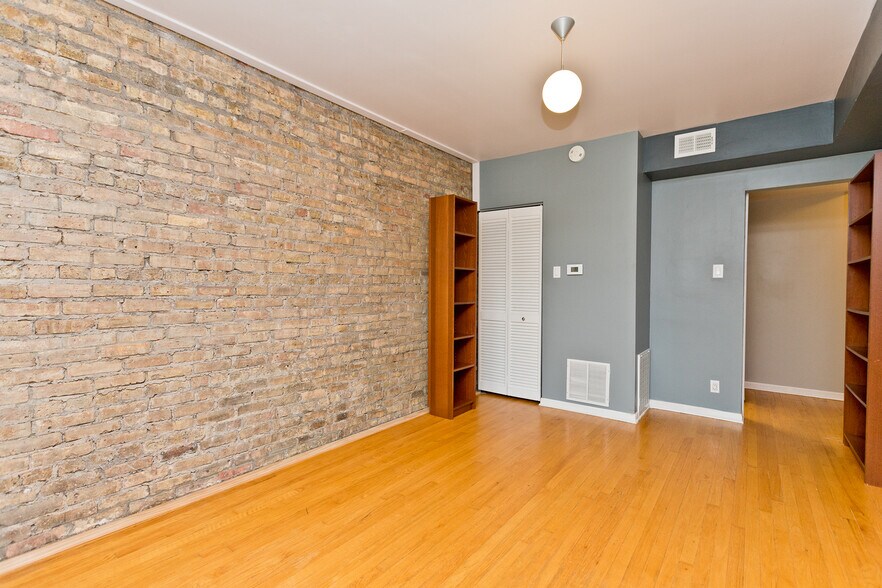 Building Photo - 4240 N Clarendon Ave