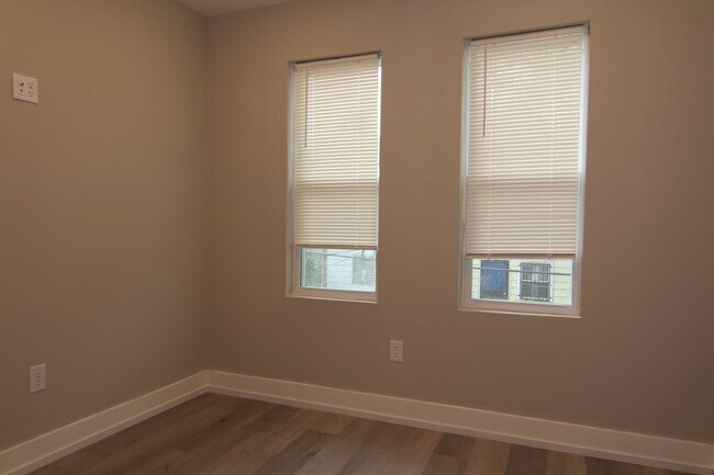 Building Photo - 1649 Pratt St