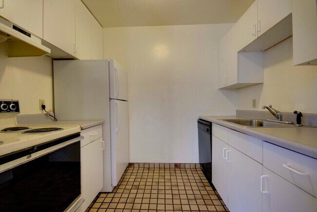 Building Photo - PRE-LEASE! 2 bed 1.5 Bath Condo at The Wimbledon!