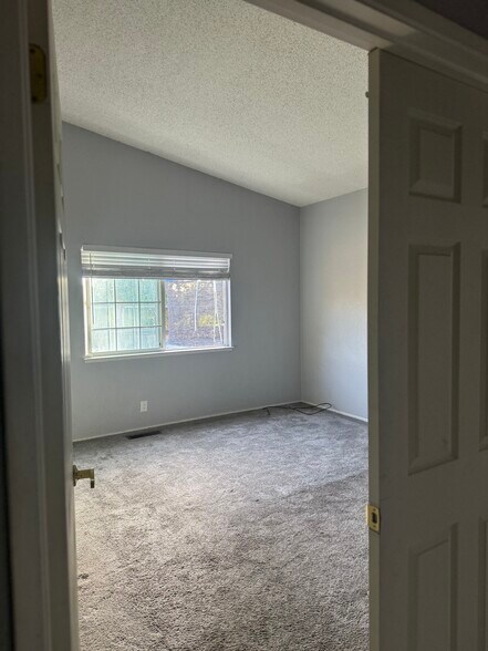 Master bedroom - 209 Riverview Dr