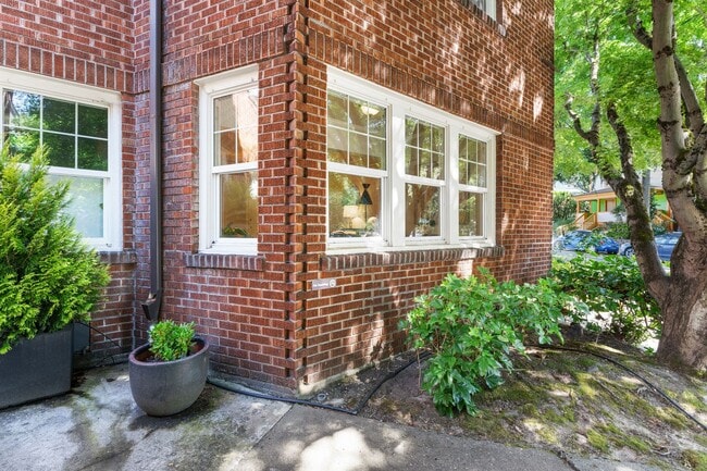 Building Photo - Bright 1 Bed condo in Kerns Neighborhood o...