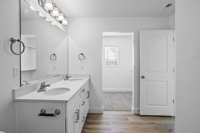 Building Photo - Beautiful 3 Bedroom Townhome in Desert Col...