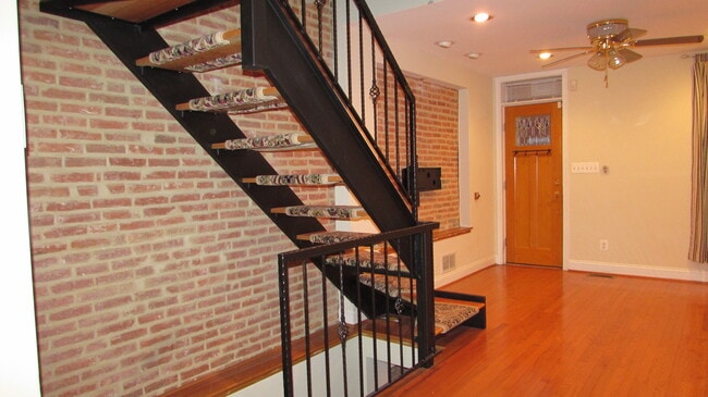 Building Photo - Amazing Rehab Townhome with Deck