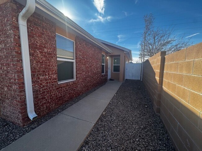 Building Photo - Spacious & Immaculate 3-Bed / 2-Bath Home