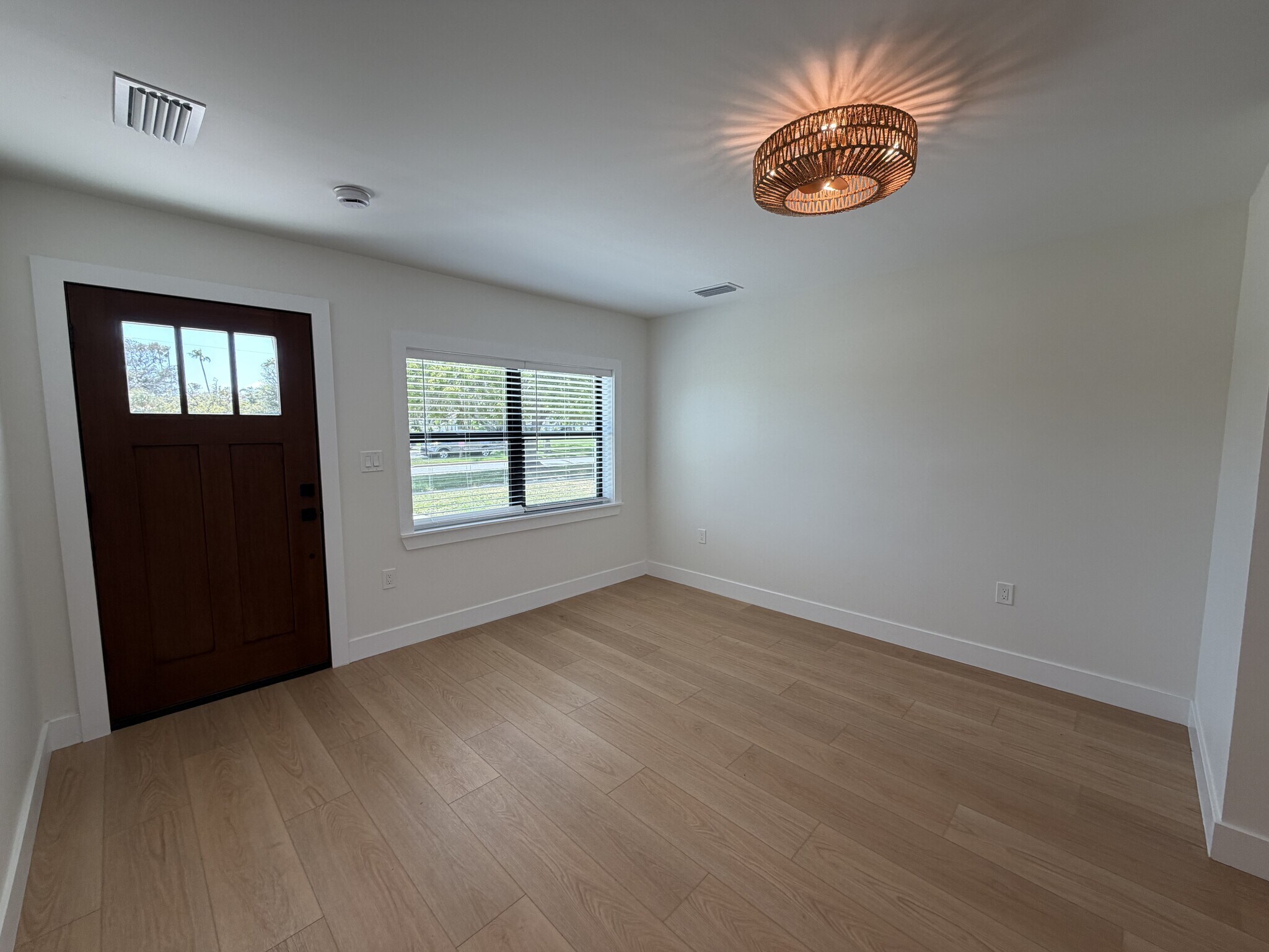 Building Photo - 2 Bed/1 Bath - Unit 2
