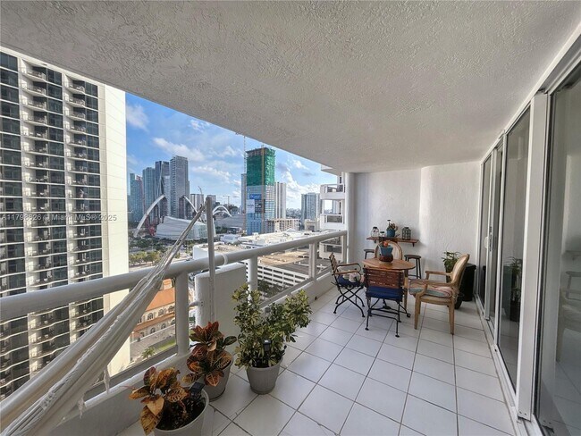Building Photo - 1717 N Bayshore Dr