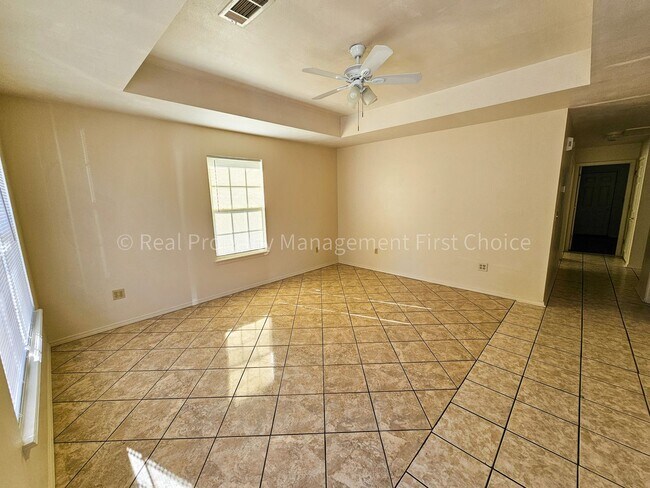 Building Photo - Nice 3 Bedroom/2 Bathroom Duplex off Jenny...