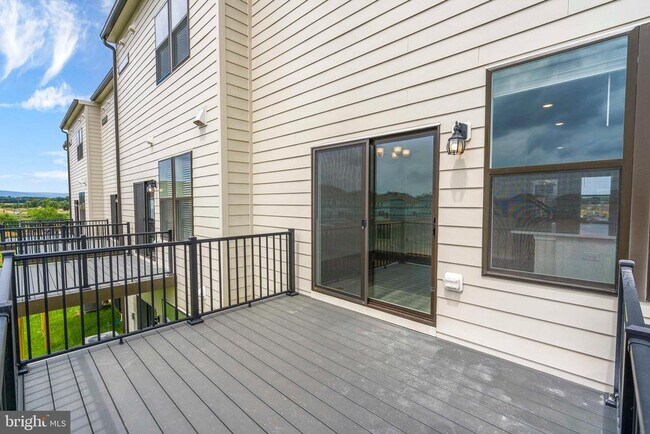 Building Photo - 808 Creekway Dr