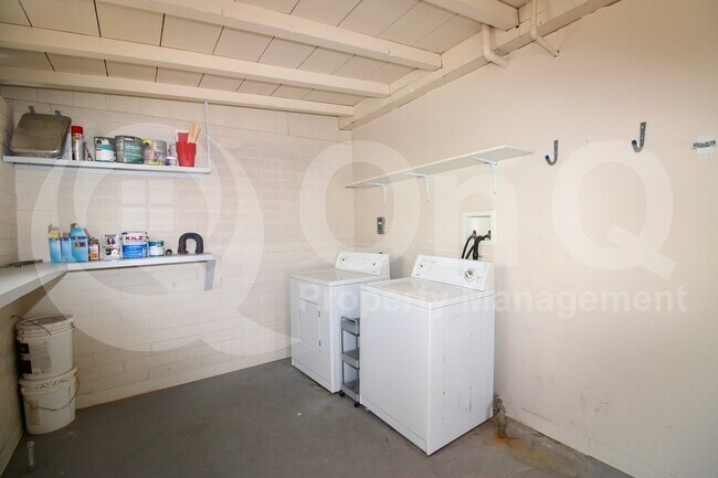 Building Photo - 4043 E Deseret Dr