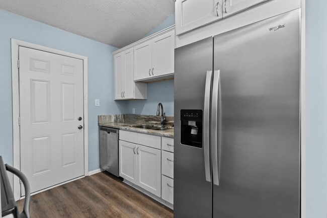 Building Photo - Virginia Beach End-Unit Townhome