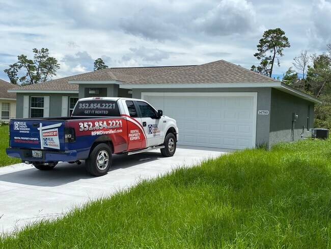 Building Photo - Desirable SW Ocala Neighborhood - 4 Bedroom 2  bath 2 Car Garage -