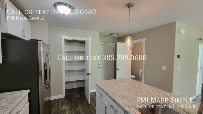 Building Photo - Modern Townhome | LVP | Office/Entertainment